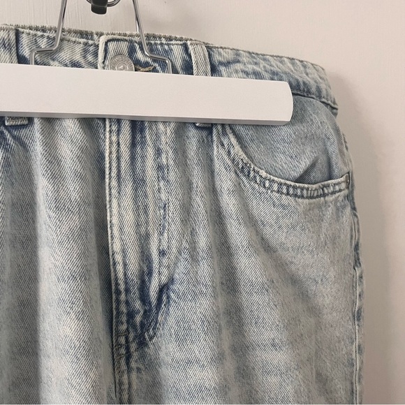 High Rise Mom Jeans Light Wash Women’s Size 8 High Rise 11” - Picture 5 of 14
